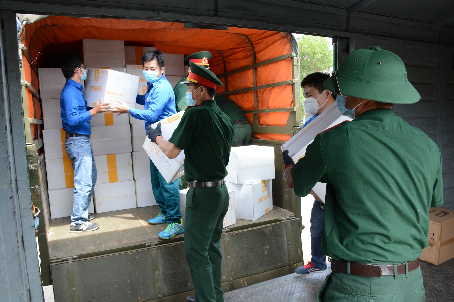 Vận chuyển, bàn giao 80 tấn vật chất phòng, chống dịch Covid-19 cho Bộ Y tế tại Đà Nẵng